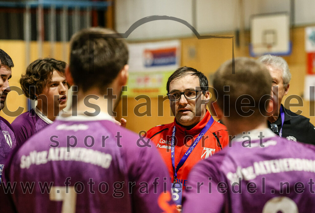 2024-02-24_039_SpVgg_Altenerding_gegen_SSG_Metten | Erding, Deutschland, 24.02.2024:
Handball, Bezirksoberliga Männer 2023 / 2024, 16. Spieltag, SpVgg Altenerding gegen SSG Metten, Endergebnis: 29:24

Trainer Simon Klawe (SpVgg Altenerding)

Foto: Christian Riedel / fotografie-riedel.net