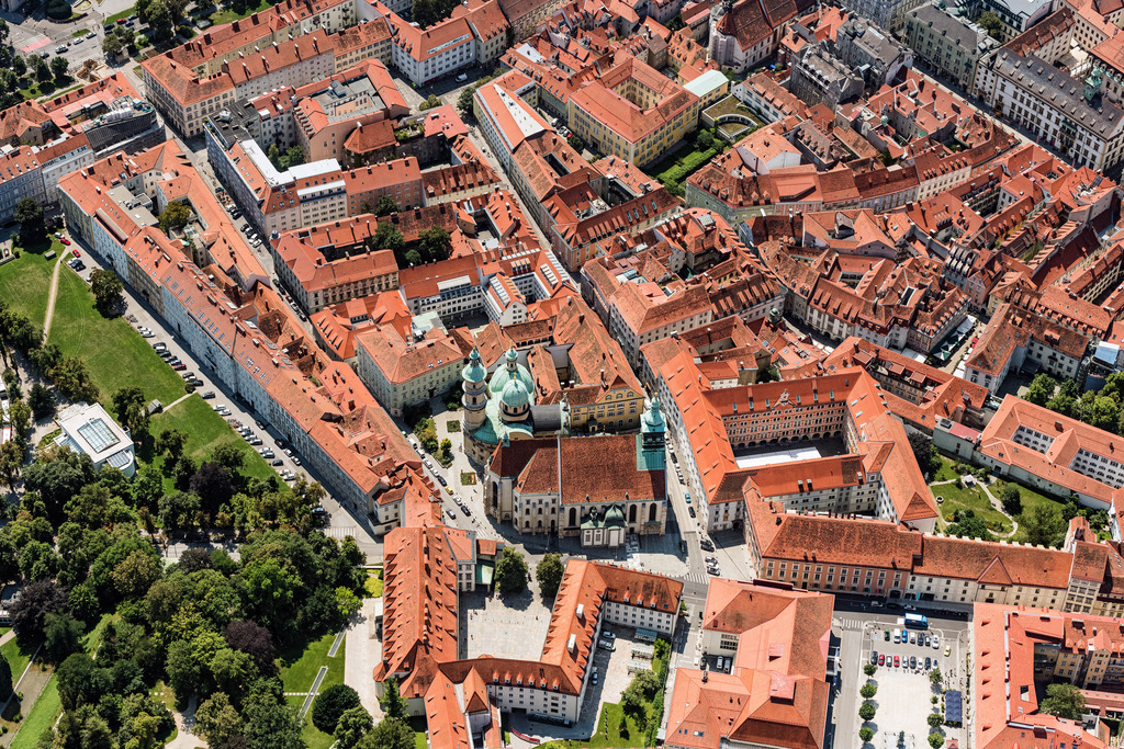 dr__0012239.jpg | GRAZ 20.07.2018 Kirchengebäude des Domes der Domkirche zum Heiligen Ägydius und die Katholische Kirche mit dem Mausoleum von Ferdinand dem II in Graz in Steiermark, Österreich. // Church building of the cathedral of of Domkirche zum Heiligen Aegydius and die Katholische Kirche with dem Mausoleum von Ferdinand dem II in Graz in Steiermark, Austria. Foto: Daniel Reiter