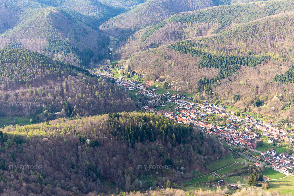 Luftbild:  in Eußerthal im Bundesland Rheinland-Pfalz in Deutschland. – Foto: IMG_131121.jpg vom 12.04.2022 durch Werner Riehm/FLY-FOTO.de – Auflösung des Originals: 5472 x 3648 px – WWW.EUSSERTHAL.DE