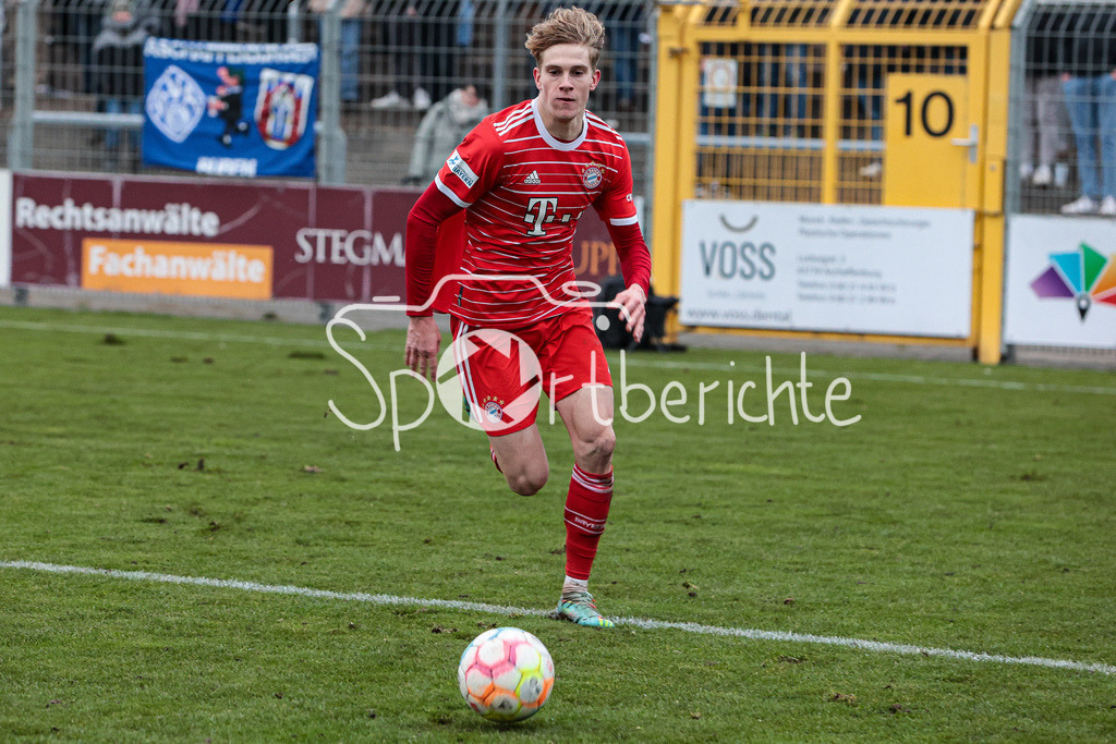 SV Vikoria Aschaffenburg - FC Bayern Amateure | David HEROLD (FCB #3) am Ball