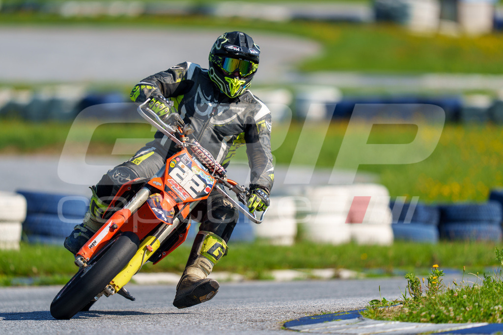 SuperMoto_Staatsmeisterschaft_Greinbach_167 | GRIPcapture steht für authentische Sportfotografie in Österreich – für Momente, die mehr sind als Geschwindigkeit oder Ergebnis. Es geht um Emotion, Spannung, Fokus und den Augenblick, der oft nur einen Wimpernschlag dauert.Ob Motorsport, Teamsport oder 