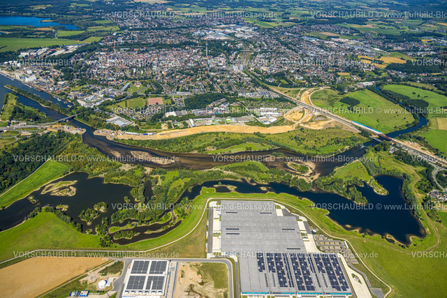 Wesel240802402 | Luftbild, Lippemündungsraum mit Baustelle, Fluss Lippe und Naturschutzgebiet NSG, Flusslauf mit Sandbank, Büdericher Insel, Rhein-Lippe-Hafen mit Rhenus Logistics und Nordfrost GmbH, rechts die Bundesstraße B8 Brücke am Lippeschlößchen, hinten das Gewerbegebiet Am Lippeglacis, Ortsansicht und Wohngebiet Wesel, Wesel, Ruhrgebiet, Niederrhein, Nordrhein-Westfalen, Deutschland