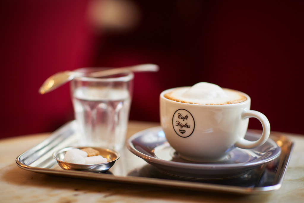 Cafe Diglas | Wien, Austria - October 12, 2017: Cafe Diglas, Melange mit einem Glas Wasser auf dem Tisch. - Realisiert mit Pictrs.com