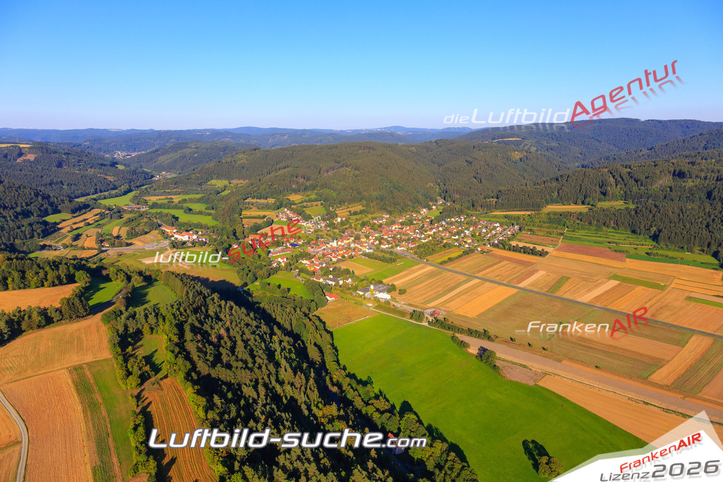Die Luftaufnahme der Stadt Marktrodach wurde vom UL-Flugzeug heraus erstellt ( keine Drohne )- hohe Auflösung für beste Qualität