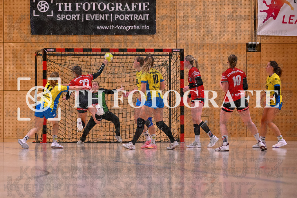 GER, SG Maulburg/Steinen - SV Allensbach 2, Frauen-Handball, Oberliga Suedbaden, 1. Spieltag, Saison 2024/2025, 28.09.2024 | Maike Hartmann (SG Maulburg/Steinen, #22) beim Wurf am Kreis. Keine Stoppmoeglichkeit fuer Tanja Speierl (SV Allensbach 2, #17)GER, SG Maulburg/Steinen - SV Allensbach 2, Frauen-Handball, Oberliga Suedbaden, 1. Spieltag, Saison 2024/2025, 28.09.2024Foto: TH Fotografie/Thomas Hess