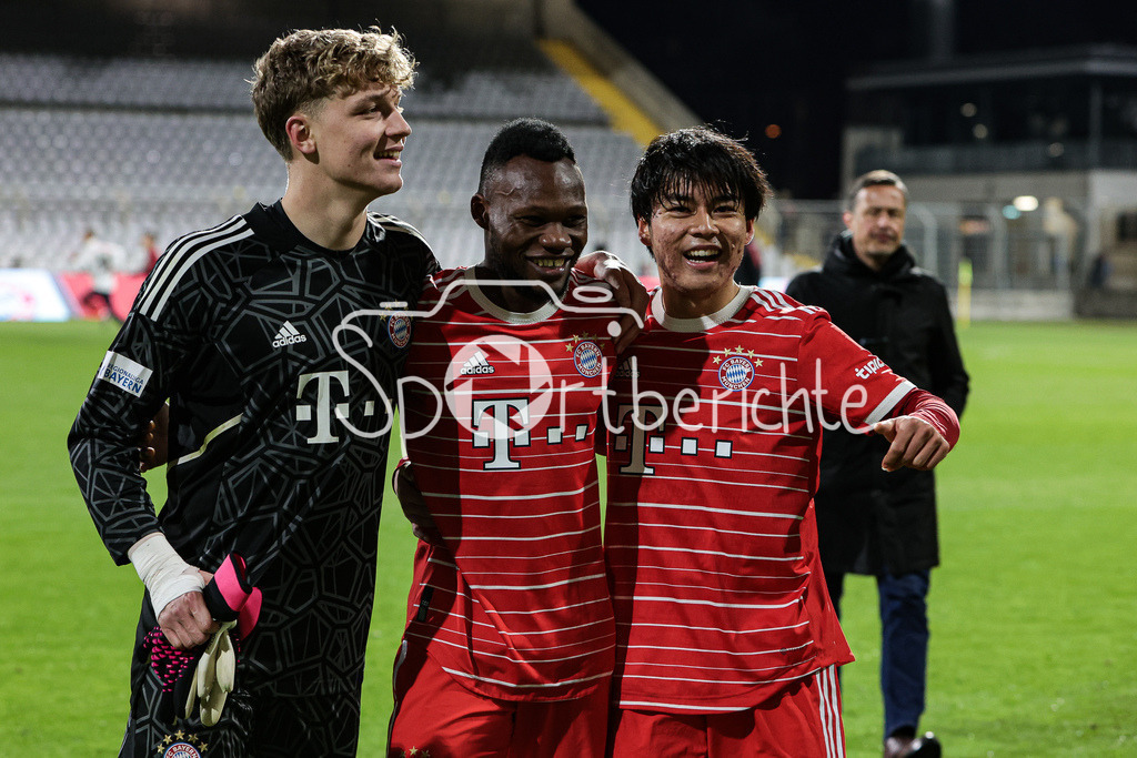 FC Bayern Amateure - FC Augsburg II | v. l. Johannes SCHNEK (FCB #18), Desire SEGBE AZANKPO (FCB #34), Taichi FUKUI (FCB #21)