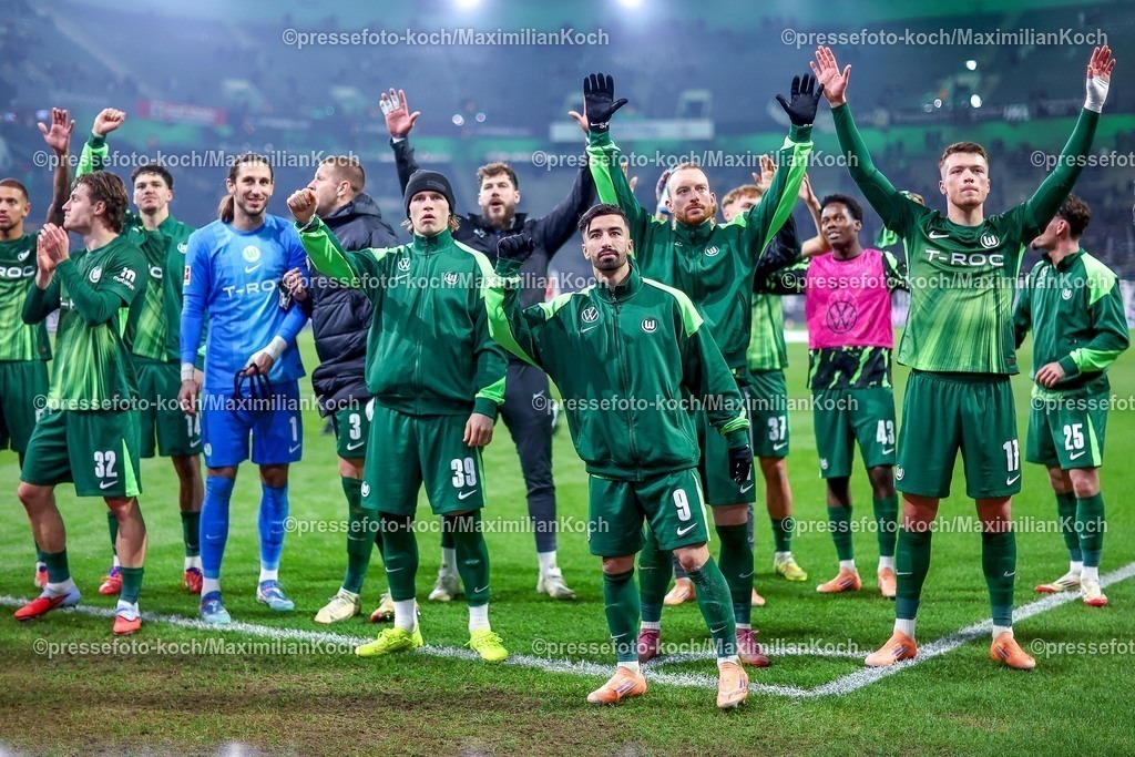 BMG13122502229 | 13.12.2025, Fußball, Borussia Mönchengladbach - VfL Wolfsburg, 1. Fußball Bundesliga, 14.Spieltag, Borussia-Park, Saison 2025 2026: Abschlussjubel nach dem 3:1 Sieg für Wolfsburg - Mattias Svanberg&nbsp;(VfL Wolfsburg #32) Mohamed Amoura&nbsp;(VfL Wolfsburg #09) Torwart Kamil Grabara&nbsp;(VfL Wolfsburg #01) Patrick Wimmer&nbsp;(VfL Wolfsburg #39) Maximilian Arnold&nbsp;(VfL Wolfsburg #27) Dzenan Pejcinovic&nbsp;(VfL Wolfsburg #17)  DFB regulations prohibit any use of photographs as image sequences and or quasi-video.