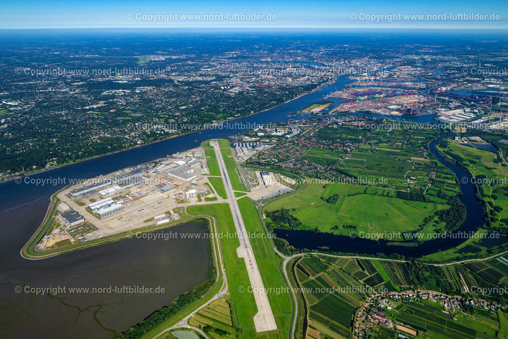 Hamburg_Finkenwerder_Airbus_ELS_4770040923 | HAMBURG 21.08.2023 Airbus Produktionsgelände und Werksflughafen Finkenwerder in Hamburg. Auf dem ehemaligen Gelände der Hamburger Flugzeugbau - am Elbeufer auf der Halbinsel Finkenwerder -  befindet sich ein Airbus-Werk mit eigenem Werksflughafen. Weiterführende Informationen bei: Airbus SE. // Airbus works and airport of Finkenwerder in Hamburg in Germany. The former Hamburger Flugzeugbau works  - on the Finkenwerder Peninsula on the riverbank of the Elbe - include an Airbus production site with an airplane. Several Airbus planes and models are being constructed here. Further information at: Airbus SE. Foto: Martin Elsen