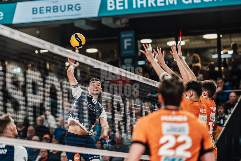 Volleyball | Herren | Saison 2024/2025 | 1. Volleyball Bundesliga Männer | Finale | SVG Lüneburg vs. BERLIN RECYCLING Volleys | 01.05.2025 | Lorenz Karlitzek (#10, SVG Lüneburg) beim Angriff