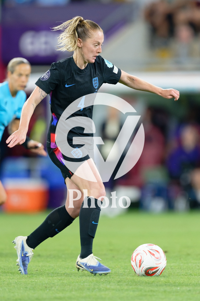 England v Italy - UEFA Women's EURO 2025 Semi-Final | GENEVA, SWITZERLAND - JULY 22:  Keira Walsh of England controls the ball  during the UEFA Women's EURO 2025 Semi-Final match between England and Italy at Stade de Geneve on July 22, 2025 in Geneva, Switzerland. (Photo by Giuseppe Velletri/Sports Press Photo/Getty Images)
