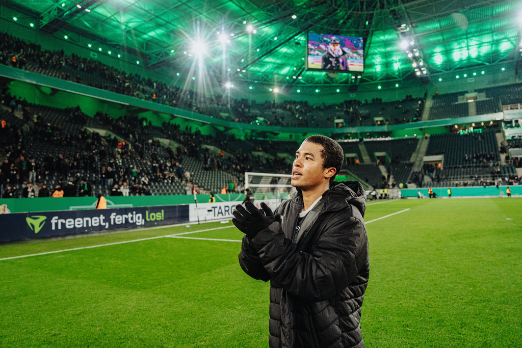 FCS05088 | Der offizielle Shop für FC St. Pauli Fotos. Wähle aus Spielszenen & Fanmomenten dein FCSP Wunschformat. Wir liefern Millerntor-Atmosphäre.