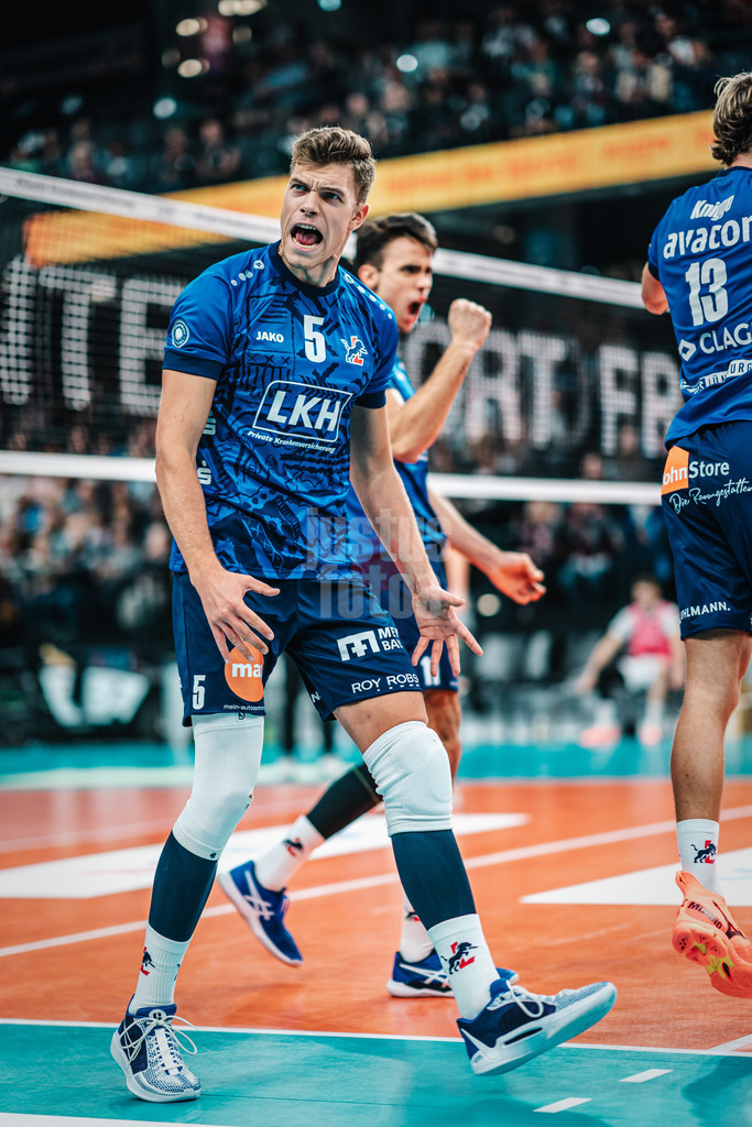 Volleyball | Herren | Saison 2023/2024 | Volleyball-Bundesliga | SVG Lüneburg vs. Energiequelle Netzhoppers KW | 27.10.2023 | Erik Johannes Röhrs (#5, SVG Lüneburg) jubelt