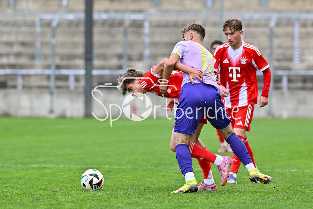 FC Bayern Amateure - FC Würzburger Kickers | im Duell Guido Della ROVERE (FC Bayern Muenchen II 10) und Tiago De MOURA MORAES (Würzburger Kickers 15) / Regionalliga Bayern: FC Bayern Amateure - FC Würzburger Kickers; Grünwalder Stadion am 27.09.2025