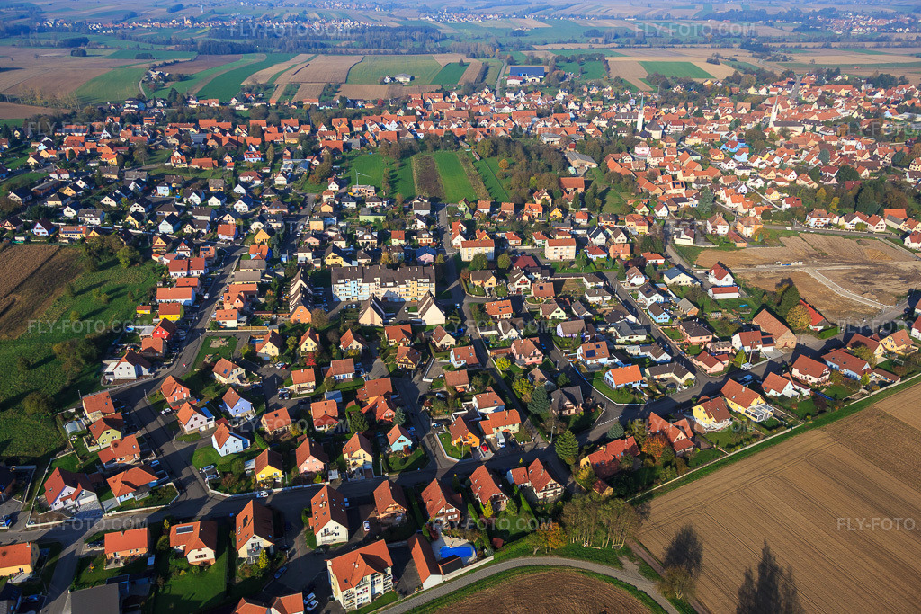 Aerial view: View of the town from the south in Hatten in the state Bas-Rhin, France. – Photo: IMG_075627.jpg taken on 11/01/2014 by Werner Riehm/FLY-FOTO.com – Resolution of the original: 5472 x 3648 px