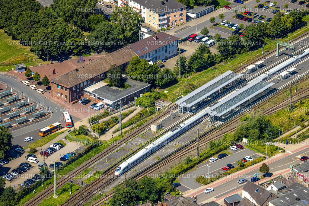 Wesel240802182 | Luftbild, Bahnhof Wesel mit Intercity Zug, Bahnhofsgebäude, ZOB Busbahnhof am Franz-Etzel-Platz, Wesel, Ruhrgebiet, Niederrhein, Nordrhein-Westfalen, Deutschland