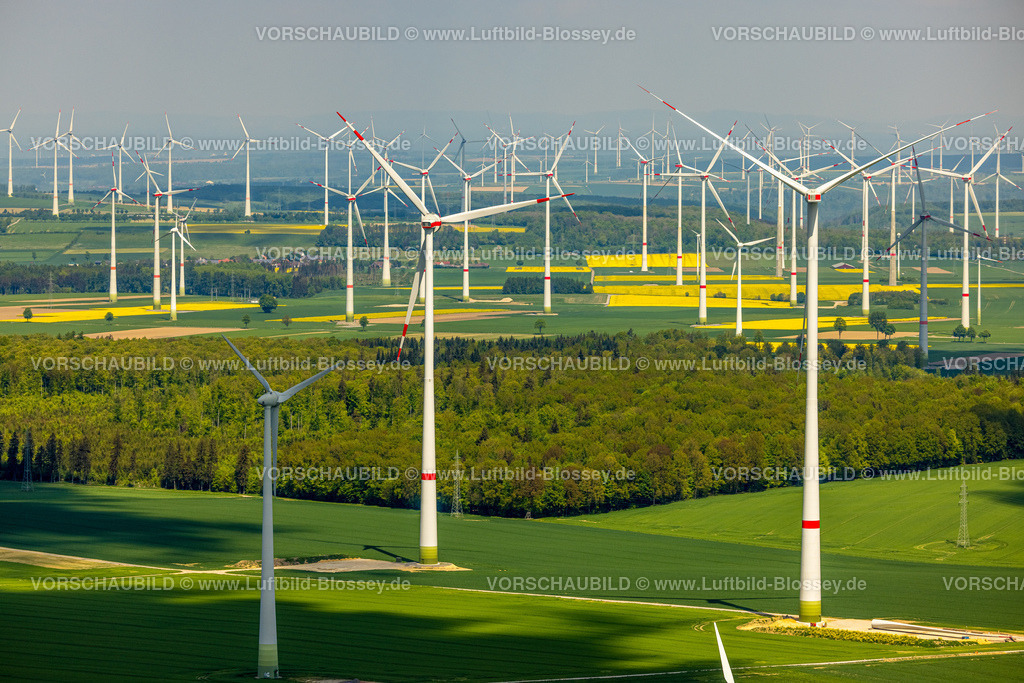 Marsberg240504331Meerhof | Luftbild, Windpark Windenergieanlagen bei Meerhof, Rapsfelder und grüne Wiesen und Felder, Fernsicht mit blauem Himmel, Meerhof, Marsberg, Sauerland, Nordrhein-Westfalen, Deutschland