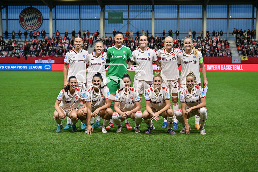 FC Bayern München Frauen - Arsenal London Frauen | Im Bild die Startelf der FC Bayern Frauen beim Heimspiel gegen Arsenal / Mannschaftsfoto / Mannschaftsbild / Teamfoto / UEFA Womens Champions League: FC Bayern München Frauen - Arsenal London Frauen, FC Bayern Campus am 09.10.2024
