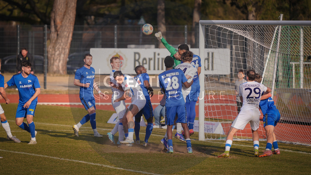Fußball, Herren, Saison 2025/2026, Regionalliga Nordost, 25. Spieltag, F.C. Hertha 03 Zehlendorf vs. FSV 63 Luckenwalde, Sonntag 08.03.2026, Ernst-Reuter-Sportfeld | Fußball, Herren, Saison 2025/2026, Regionalliga Nordost, 25. Spieltag, F.C. Hertha 03 Zehlendorf vs. FSV 63 Luckenwalde, Sonntag 08.03.2026, Ernst-Reuter-Sportfeld, Im Bild: Gefahr im Zehlendorfer Strafraum nach einem Luckenwalder Eckball. - Realisiert mit Pictrs.com