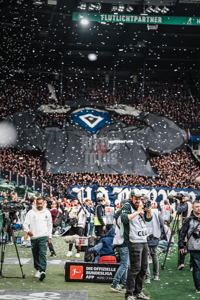 Fußball | Männer | Saison 2025/2026 | 1. Fußball-Bundesliga | 30. Spieltag | SV Werder Bremen vs. Hamburger SV | 18.04.2026 | Choreo der HSV Fans, links Trainer Daniel Thioune (SV Werder Bremen)