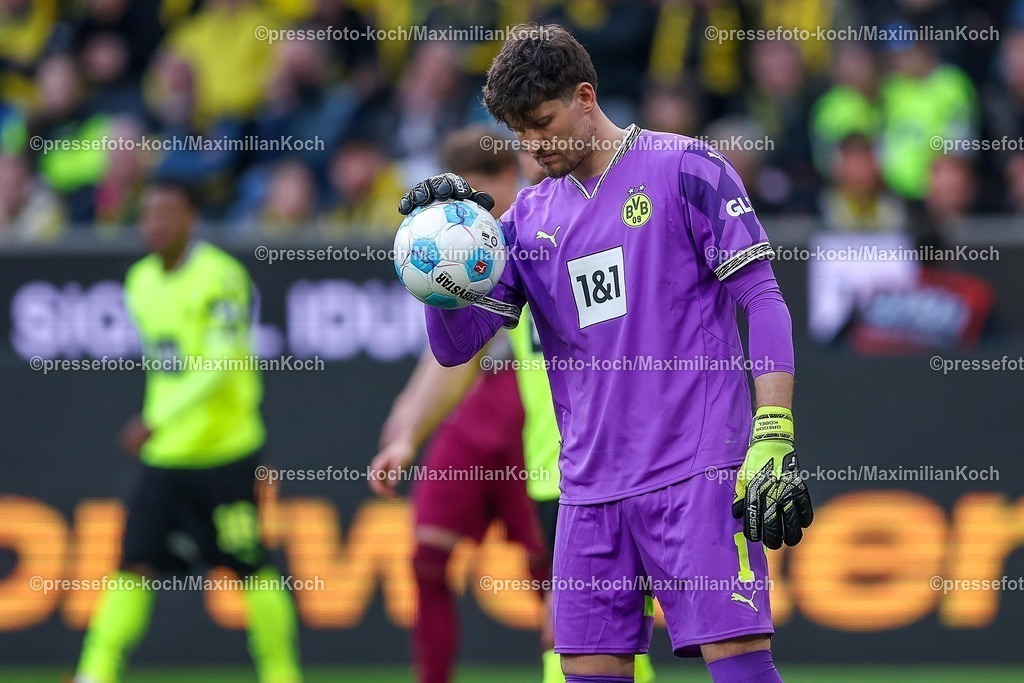 BVB08032502322 | 08.03.2025, Fußball, Borussia Dortmund - FC Augsburg, 1. Fußball Bundesliga, 25. Spieltag, Signal Iduna Park, Saison 2024 2025: Torwart Gregor Kobel (BVB #1)DFB regulations prohibit any use of photographs as image sequences and or quasi-video.