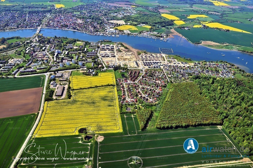 Ellenberg ist ein Ortsteil der Stadt Kappeln im Kreis Schleswig-Flensburg | Ellenberg ist ein Ortsteil der Stadt Kappeln im Kreis Schleswig-Flensburg in Schleswig-Holstein und liegt östlich der Kernstadt Kappeln direkt an der westlich verlaufenden Schlei. Der Ortsname geht vermutlich auf dän. elm für Ulme oder auf Erlen (dänisch El(le); altnordisch elri) zurück. Der Ort ist erstmals 1450 schriftlich dokumentiert. Südlich verläuft die B 203. Die Auferstehungskirche in Ellenberg ist als Kulturdenkmal gelistet.