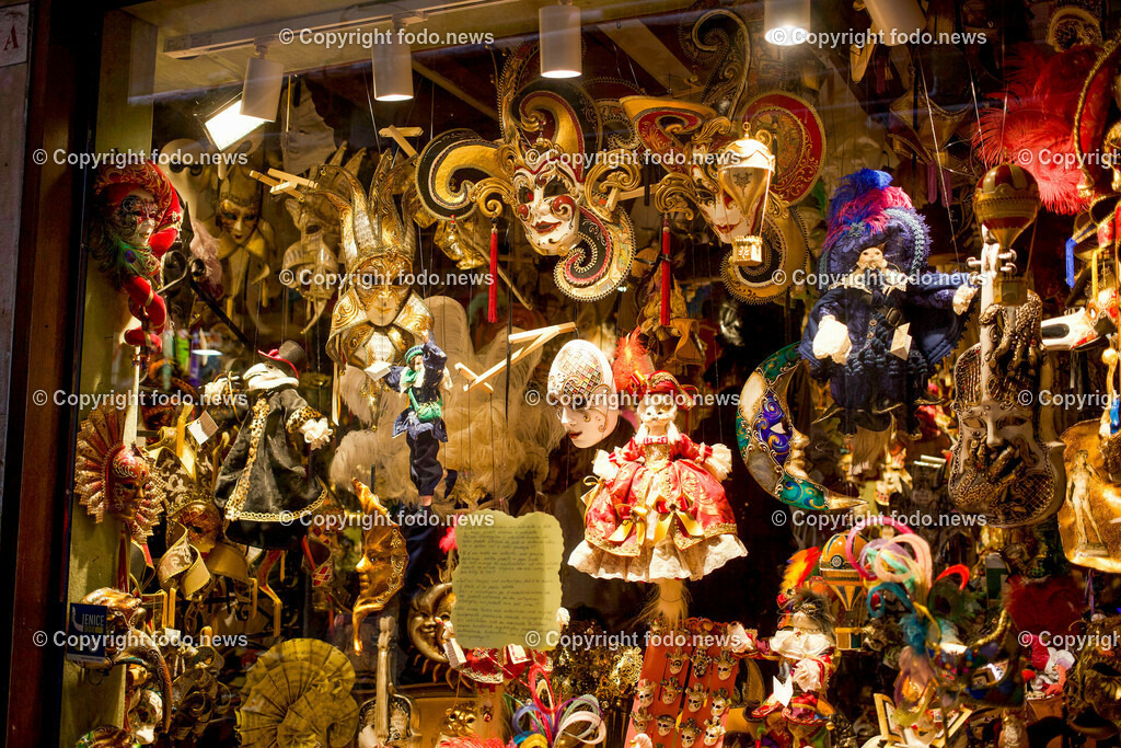 Italien_ Venedig_ 16.02.2024-53 | 16.02.2024, Italien, ITA, Venetien, Venedig, im Bild Venedig, Stadtansichten, Touristen, Reisefeature, venezianisch, Reise, Venedig, Venezia, Venetien, Stadtansicht, Campanile, Canale Grande, Markusplatz, Markuskirche, Touristen, Gondel, Gondolere, Faehre, Motorboot, Wassertaxi, Vaporetto, Adria, Lagune, Pfahlbauten, Bruecke, Rialtobruecke, La Gondola, Dogenpalast, Italien, Hochwasser, Creativ, Kreativ