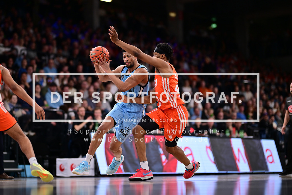 Basketball I Herren I Saison 2024-2025 I BBL I 25. Spieltag I Veolia Towers Hamburg - SC Rasta Vechta I 29282 | Jordan Barnett (21, Veolia Towers Hamburg) Lloyd Pandi (41, SC Rasta Vechta) - Realisiert mit Pictrs.com