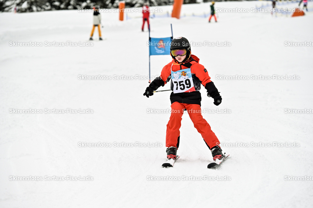 SRF_20.02.2026_0874 | Skirennfotos,Serfaus,Fiss,Ladis,Kinderskirennen,Winter,Tirol,Oberland,skirace,SFL,feelfree,weil wir's genießen,ski,Ski,skifahren,Sonnenplateau, - Realisiert mit Pictrs.com