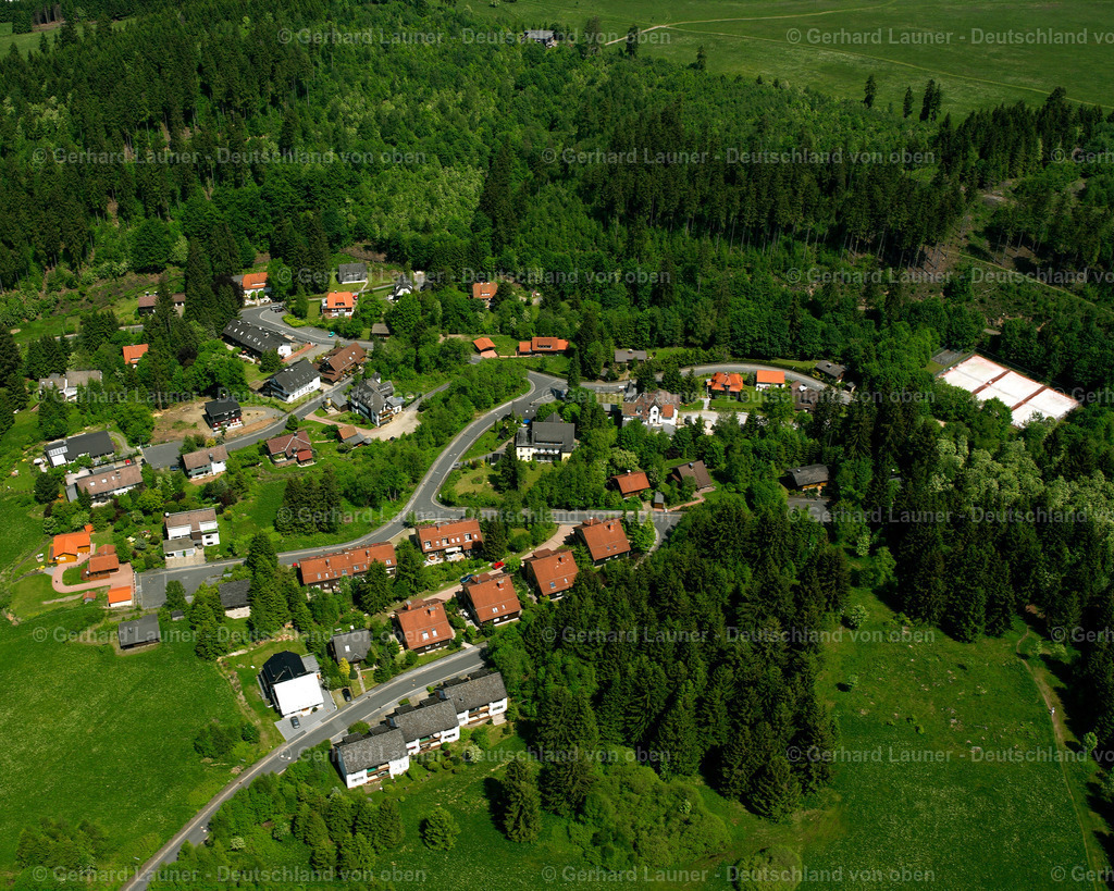 2638586 | ALTENAU 09.06.2006 Wald- Gebiete und Forstflächen umsäumen das Siedlungsgebiet des Dorfes in Altenau im Bundesland Niedersachsen, Deutschland // Village - view on the edge of forested areas in Altenau in the state Lower Saxony, Germany Foto: Gerhard Launer