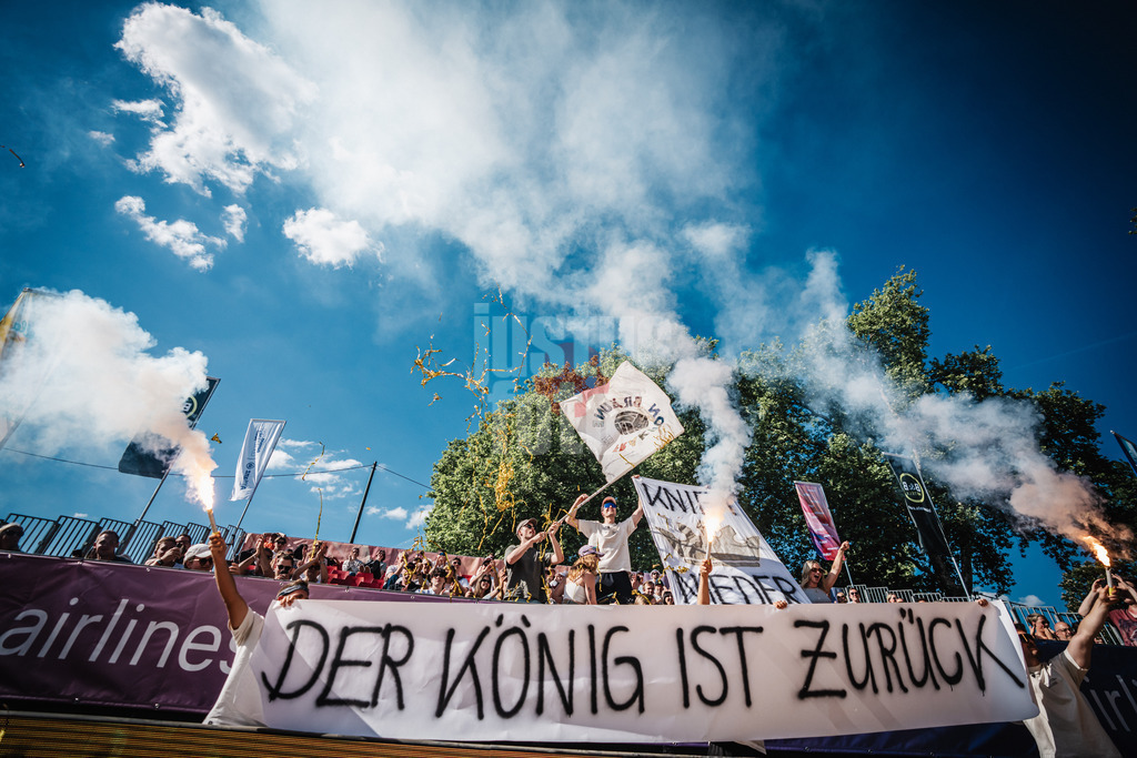 Beachvolleyball | Männer | Allianz German Beach Tour 2025 | Tourstop Düsseldorf | 09.05.2025 | Choreo der 'Fraktion Bräune' zu Ehren von Jannik Kühlborn Kniet Nieder Der König ist zurück Pyrotechnik