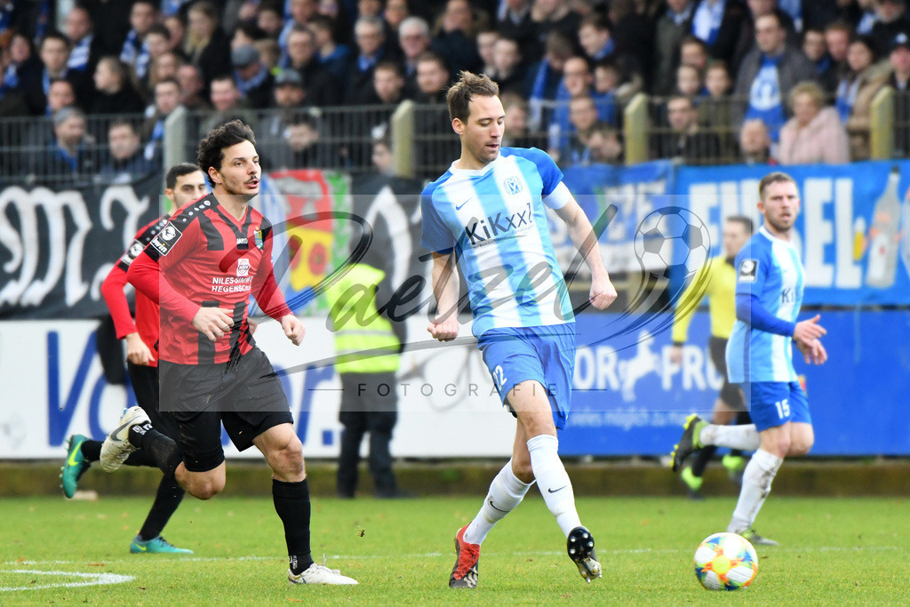 20200201_MEPCHE_0093 | Fußball, Herren: Steffen Puttkammer (SV Meppen) in Aktion, am Ball, Einzelaktion waehrend des Spiels der 3. Liga zwischen SV Meppen und Chemnitzer FC in der Haensch-Arena am 01.02.2020 in Meppen, Deutschland. DFB / DFL REGULATIONS PROHIBIT ANY USE OF PHOTOGRAPHS AS IMAGE SEQUENCES AND/OR QUASI-VIDEO. - Realisiert mit Pictrs.com