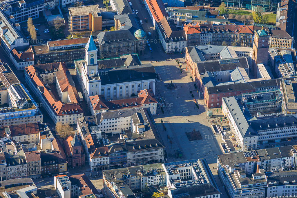 Luftbild: Martplatz mit Pyramide und Stadtkirche Karlsruhe im Ortsteil Innenstadt-Ost in Karlsruhe im Bundesland Baden-Württemberg in Deutschland. Foto: IMG_153910.jpg vom 02.04.2026 durch Werner Riehm/FLY-FOTO.deAuflösung des Originals: 5670 x 3780 pxWWW.KARLSRUHE-TOURISMUS.DE