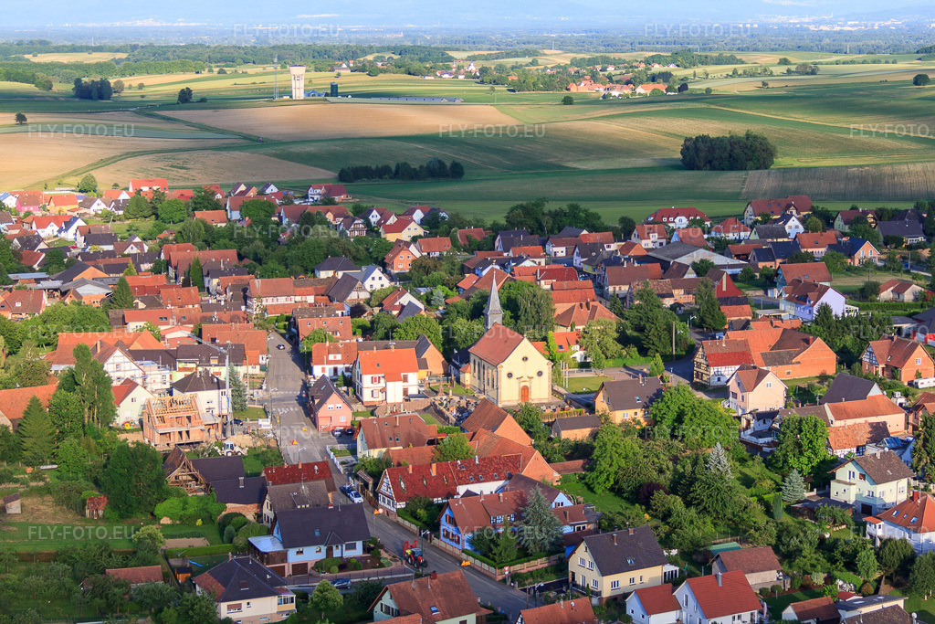 Vue aérienne: Vue de la ville depuis le nord-ouest à Oberlauterbach dans le département Bas Rhin, France – .Photo: IMG_66628.jpg prise le 05/06/2014 par Werner Riehm/FLY-FOTO.eu – Résolution de l'original: 4752 x 3168 px