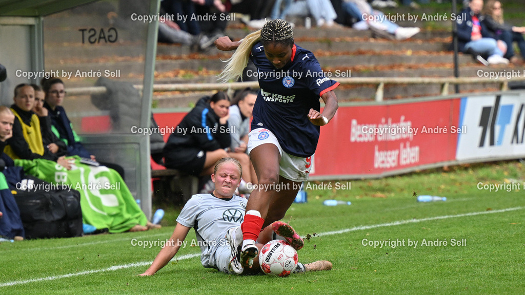 Holstein Kiel vs VfL Wolfsburg II | Janine Minta (Holstein #9) vs Annika Müller (Wolfsburg #25) / Fußball-Regionalliga Nord Frauen 2026/2027 / Holstein Kiel vs VfL Wolfsburg II / Waldwiese / Kiel / 13.09.26 - Realisiert mit Pictrs.com