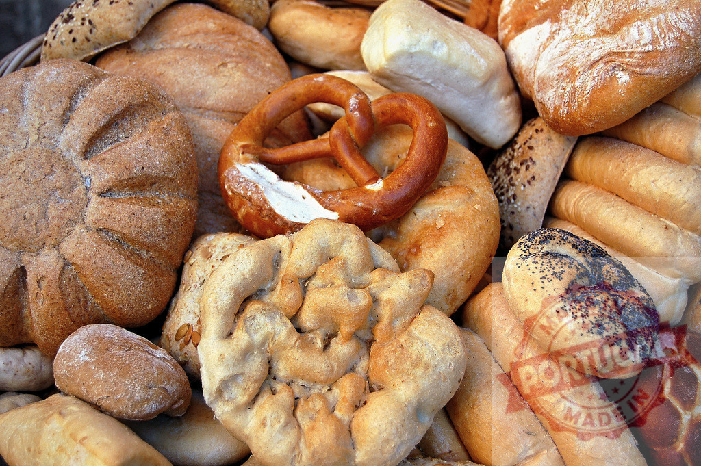 Fresh baked bread, pretzels, rolls, and pastries at bakery | Assortment of fresh baked bread, pretzels, and rolls in a basket - Realisiert mit Pictrs.com