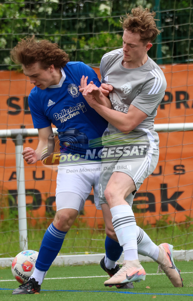 SV Enger-Westerenger - TuS Bruchmühlen | Auf dem Bild zu sehen: grau SV Enger-Westerenger: Fabrice Walter ; blau TuS Bruchmühlen: Jan Hrdina SV Enger-Westerenger, TuS Bruchmühlen, Saison 25/26, Kreisliga A, Enger, Deutschland - Realisiert mit Pictrs.com