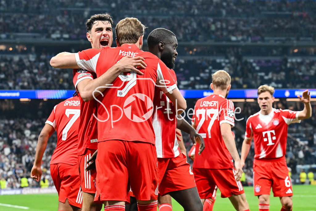 Real Madrid - FC Bayern München | MADRID, SPAIN - 07. APRIL: Bayern celebrates the goal to makes 0-2 by  Harry KANE (FC Bayern Munich 9) / Tor / Torschuetze / Freude / Happy during the UEFA Champions League match between Real Madrid vs. FC Bayern Munich on Quarterfinal first leg at Estadio Santiago Bernabeu