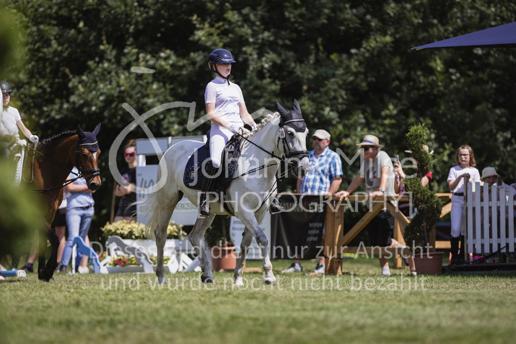 240720_LC_Reiter-WB-110 | Deine schönsten Turniermomente als professionelle Fotos! Entdecke hochwertige Pferdesport-Fotografie im Online-Shop. Jetzt Fotos finden & bestellen!