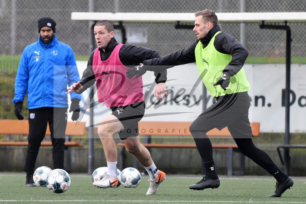 20200203_TRAOSN_0012 | Fußball, Herren: Adam Susac (VfL Osnabrueck) und Maurice Trapp (VfL Osnabrueck) im Zweikampf waehrend der Trainingseinheit des VfL Osnabrueck im Sportpark Illoshoehe am 03.02.2020 in Osnabrueck, Deutschland. - Realisiert mit Pictrs.com