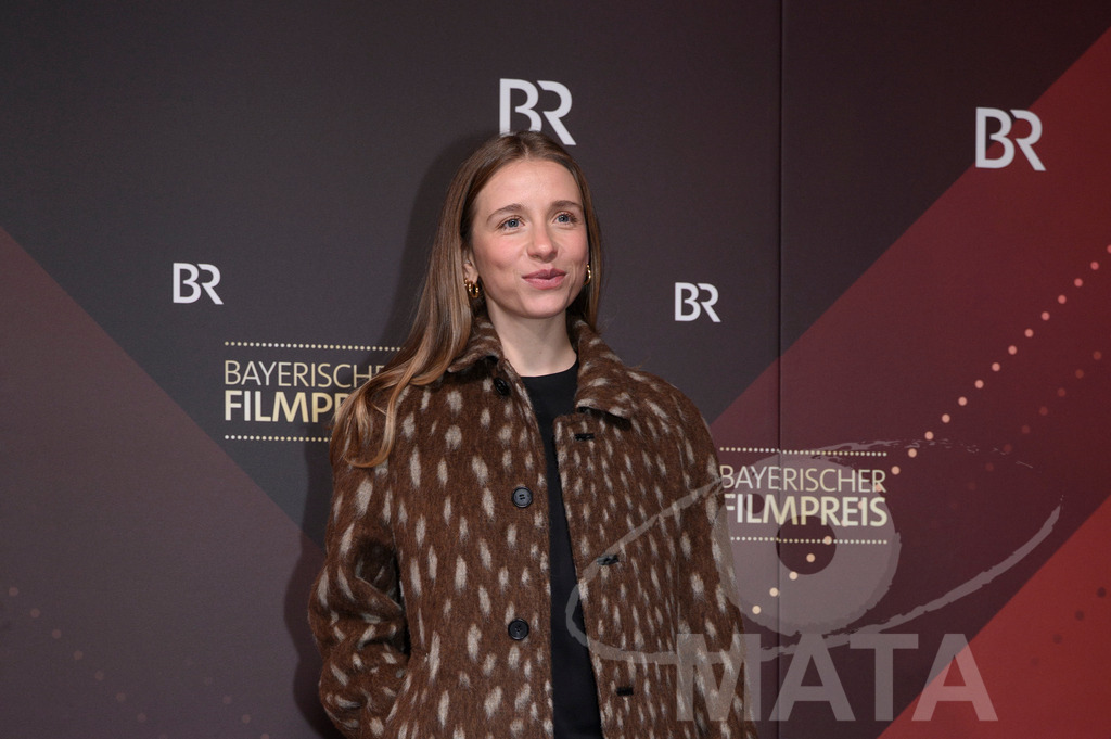 _DWI5078 | Lena Klenke bei der Verleihung des 47. Bayerischen Filmpreises 2026  im Prinzregententheater. München, Deutschland. Der Bayerische Filmpreis wird seit 1979 von der Bayerischen Staatsregierung verliehen, um die Bedeutung des Kinofilms als Kulturgut herauszustellen - Realisiert mit Pictrs.com