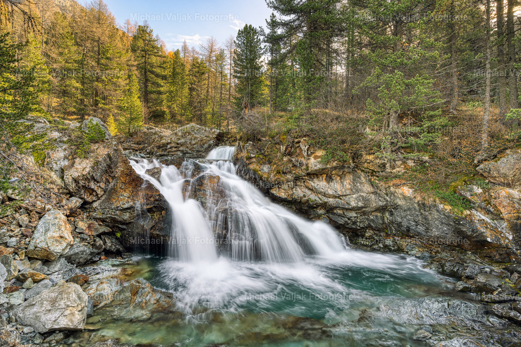 Cascada da Bernina im Engadin | Kurz vor der Bahnstation am Morteratschgletscher befinden sich mehrere Wasserfälle, die über einen neu angelegten Wasserfallweg besichtigt werden können. Auf dem Bild ist die unterste Stufe zu sehen.  - Realisiert mit Pictrs.com