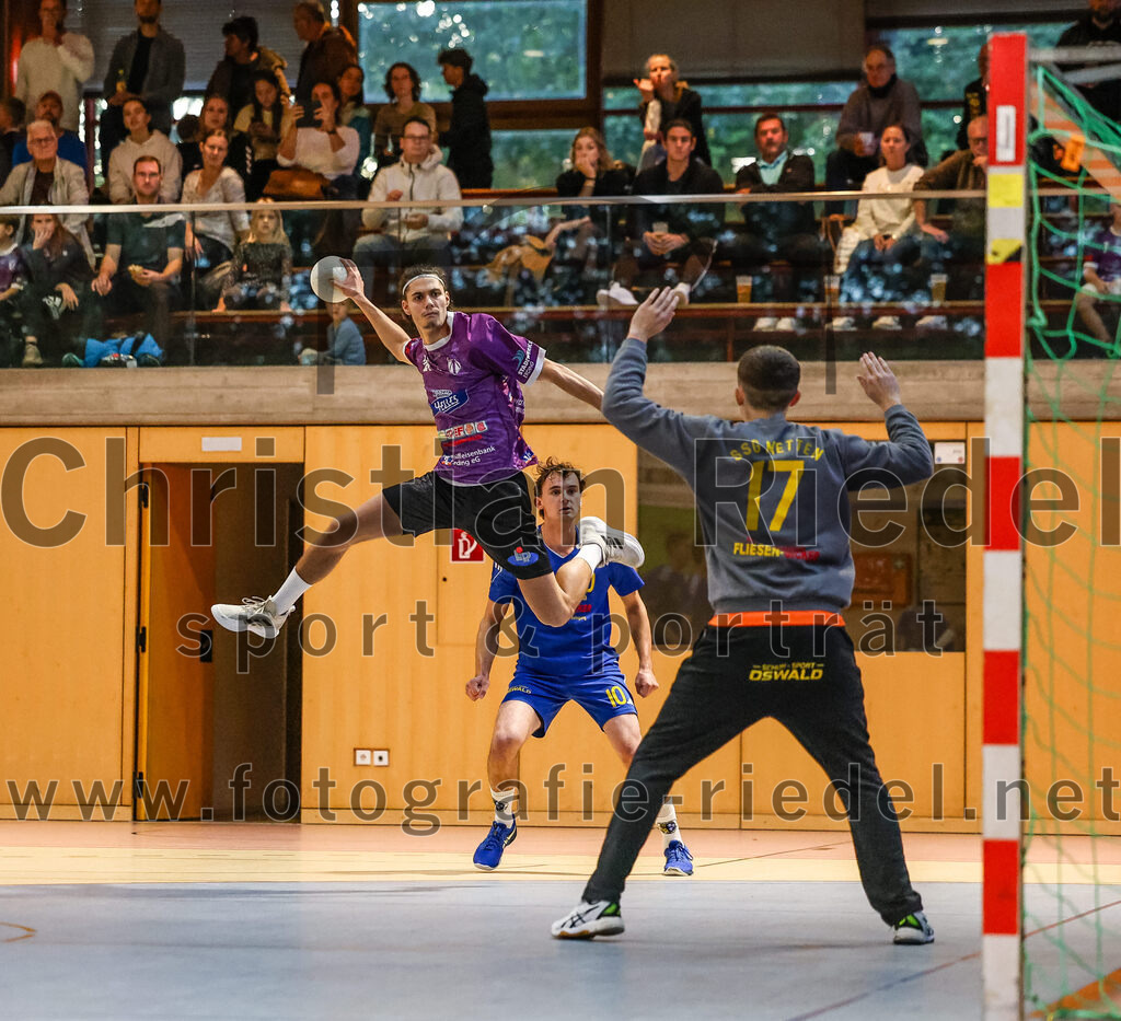 2024-10-13_046_SpVgg_Altenerding_gegen_SSG_Metten | Erding, Deutschland, 13.10.2024:Handball, Bezirksoberliga Männer 2024 / 2025, 4. Spieltag, SpVgg Altenerding gegen SSG Metten, Endergebnis: 40:22Luis Leitner (SpVgg Altenerding, #26), Maximilian Bürger (SSG Metten, #17)Foto: Christian Riedel / fotografie-riedel.net