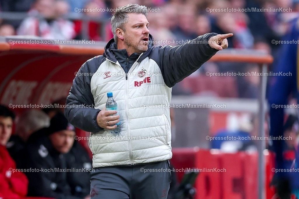 1FC08022601013 | 08.02.2026, Fußball, 1. FC Köln - RB Leipzig, 1. Fußball Bundesliga, 21. Spieltag, RheinEnergie-STADION, Saison 2025 2026: Cheftrainer Lukas Kwasniok (1FC Koeln #hc) gestikulierend am Spielfeldrand   DFB regulations prohibit any use of photographs as image sequences and or quasi-video.