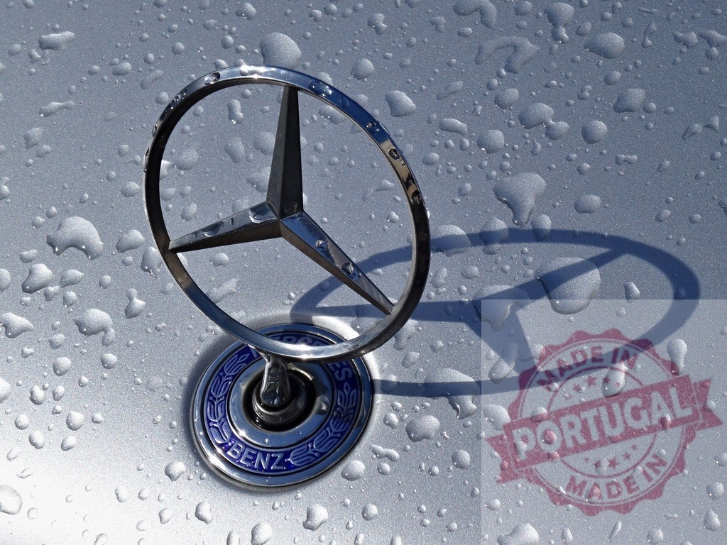 Mercedes-Benz logo hood ornament with water droplets | Mercedes-Benz logo on a car hood covered in rain droplets showcasing luxury - Realisiert mit Pictrs.com