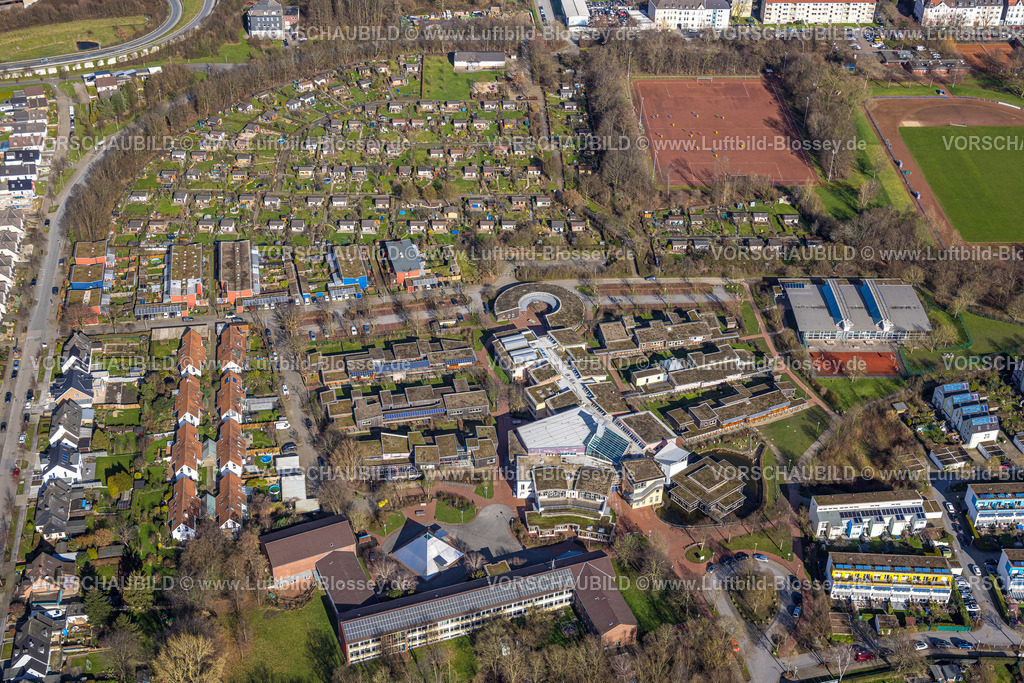 Gelsenkirchen230211431 | Luftbild, Evang. Gesamtschule Bismarck (EGG), Sportanlage und Sporthalle Trinenkamp, Sportplatz Ascheplatz und Fußballspieler, Kleingärtnerverein Am Trinenkamp, Bismarck, Gelsenkirchen, Ruhrgebiet, Nordrhein-Westfalen, Deutschland