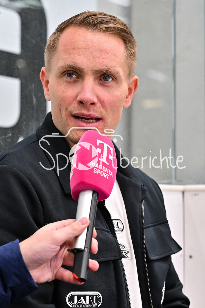 Augsburger Panther - Dresdner Eislöwen | AUGSBURG, DEUTSCHLAND - 06. MÄRZ: im Bild Markus KELLER Teammanager Augsburger Panther beim Interview mit MagentaSport vor dem Match zwischen den Augsburger Panthern und den Dresdner Eislöwen am 49. Spieltag der Penny DEL im Curt Frenzel Stadion