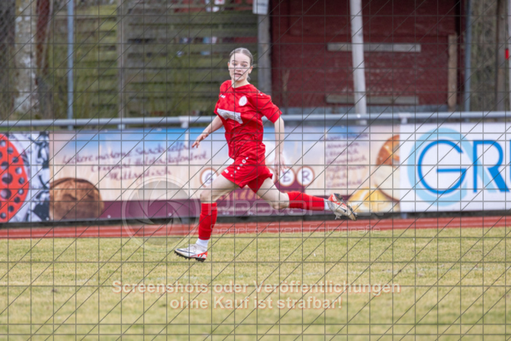 20250223_140352_0439 | #,1.FC Donzdorf (rot) vs. TSV Tettnang (schwarz), Fussball, Frauen-WFV-Pokal Achtelfinale, Saison 2024/2025, Rasenplatz Lautertal Stadion, Süßener Straße 16, 73072 Donzdorf, 23.02.2025 - 13:00 Uhr,Foto: PhotoPeet-Sportfotografie/Peter Harich