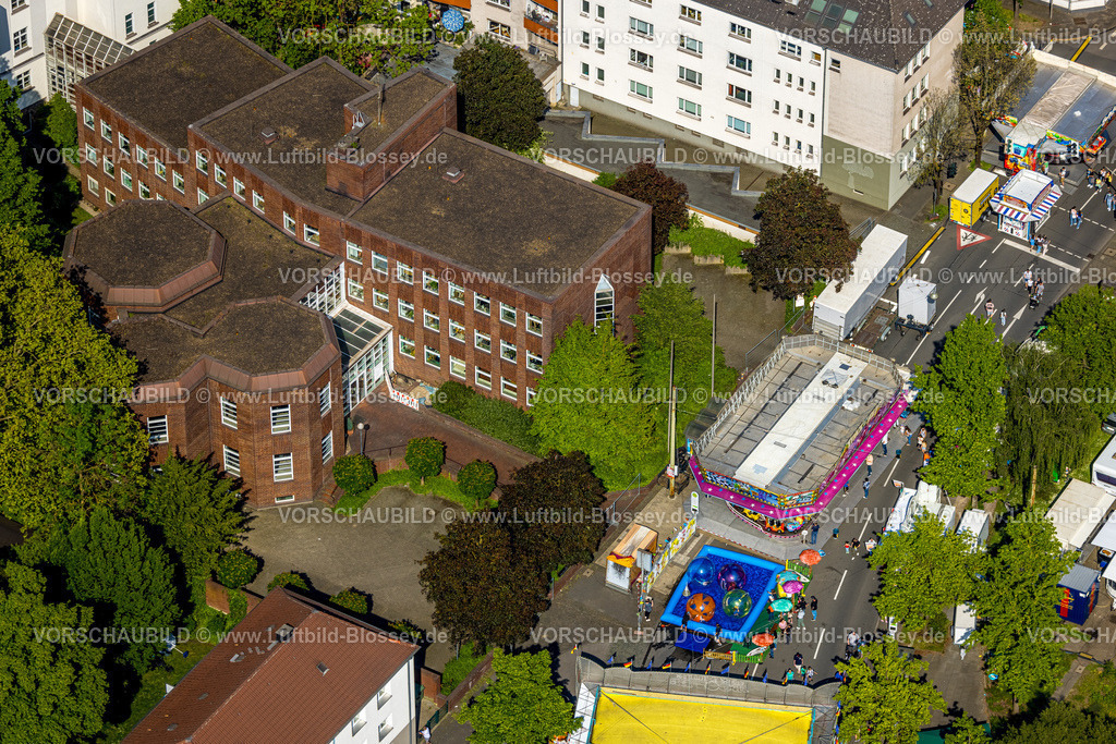 Witten240506880 | Luftbild, Himmelfahrtskirmes auf der Berger Straße am Amtsgericht, Karussell und Verkaufsstände, Witten, Ruhrgebiet, Nordrhein-Westfalen, Deutschland
