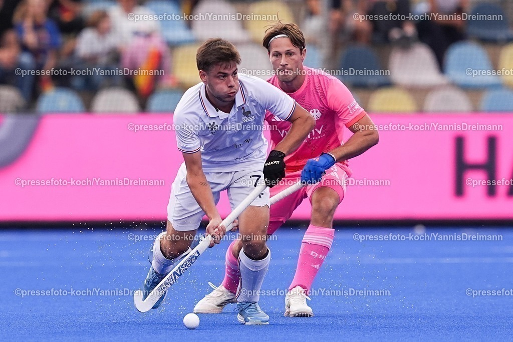 xydrx08082502006 | 08.08.2025, xydrx, Herren EuroHockey Championship 2025, Gruppenphase, Gruppe B, Deutschland - Frankreich, Sparkassenpark Mönchengladbach: Lucas Montecot (Franzoesische Feldhockey Nationalmannschaft #7) im Zweikampf gegen Paul-Philipp Kaufmann (Deutsche Feldhockey Nationalmannschaft #13)