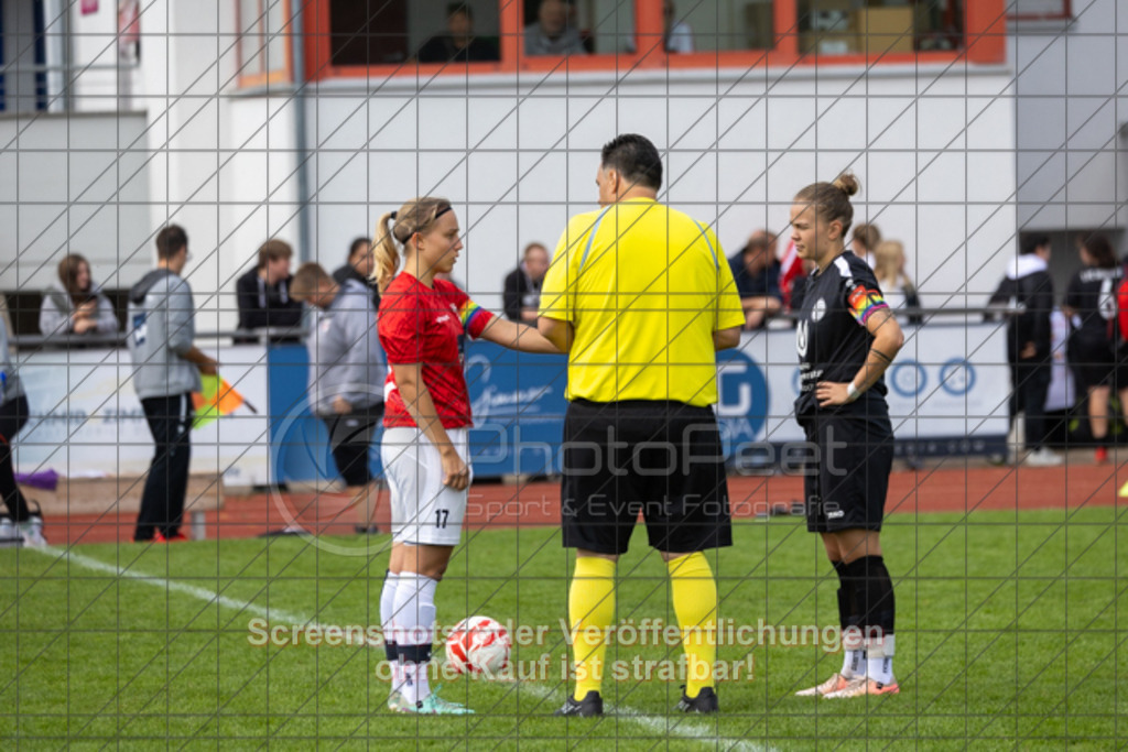 20250928_130322_0059 | #,1.FC Donzdorf (schwarz) vs. TV Derendingen (rot), Fussball, Frauen-Verbandsliga Württemberg, 03. Spieltag, Saison 2025/2026, Rasenplatz Lautertal Stadion, Süßener Straße 16, 73072 Donzdorf, 28.09.2025 - 13:00 Uhr,Foto: PhotoPeet-Sportfotografie/Peter Harich